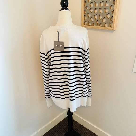 ๐ Ladies lightweight Sweater with the words LOVE ๐ NWT - Picture 4 of 10